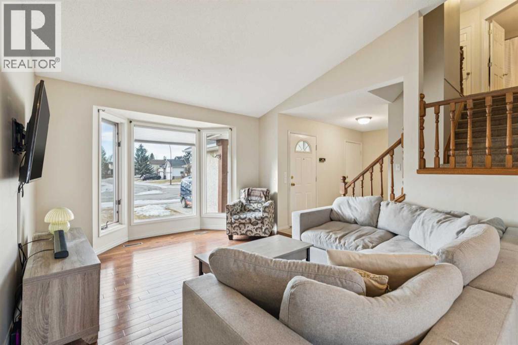 House for Sale in 124 Woodmark Crescent SW|Calgary, Alberta T2W4Z2 4