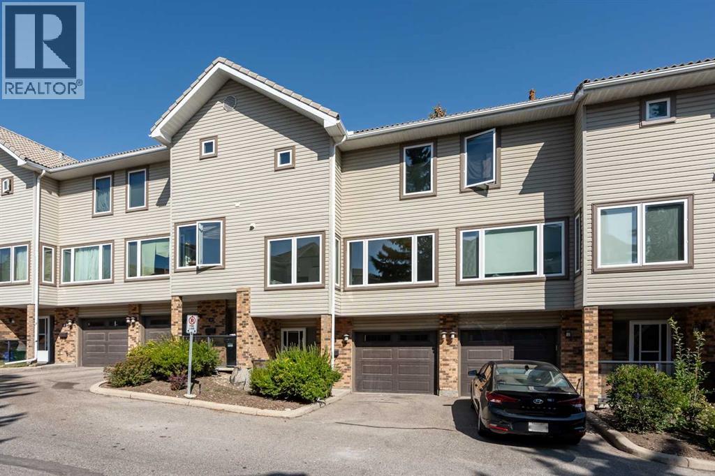 Row / Townhouse for Sale in 12 Coachway Gardens SW|Calgary, Alberta T3H2V9 2