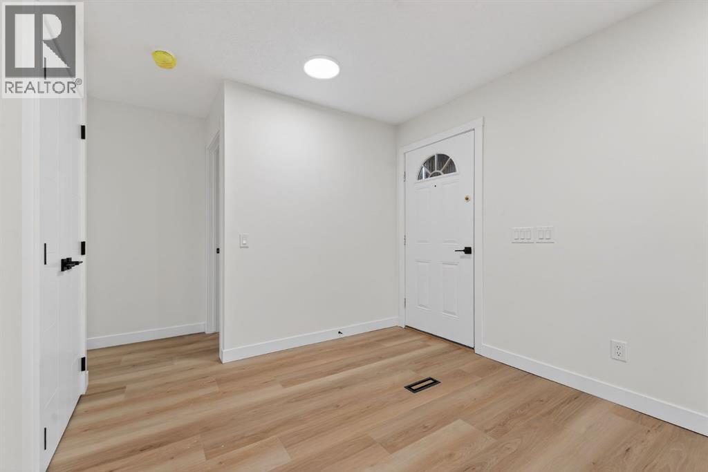 House for Sale in 420 Pinegreen Close NE|Calgary, Alberta T1Y1W3 4