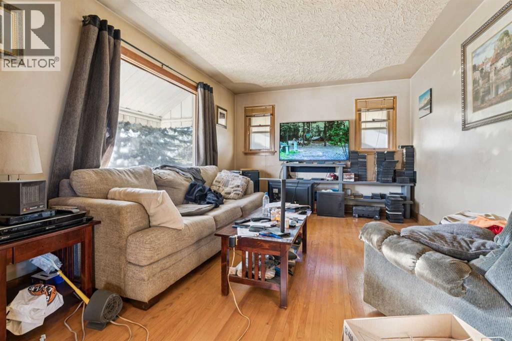 House for Sale in 450 34 Avenue NW|Calgary, Alberta T2K0B8 4