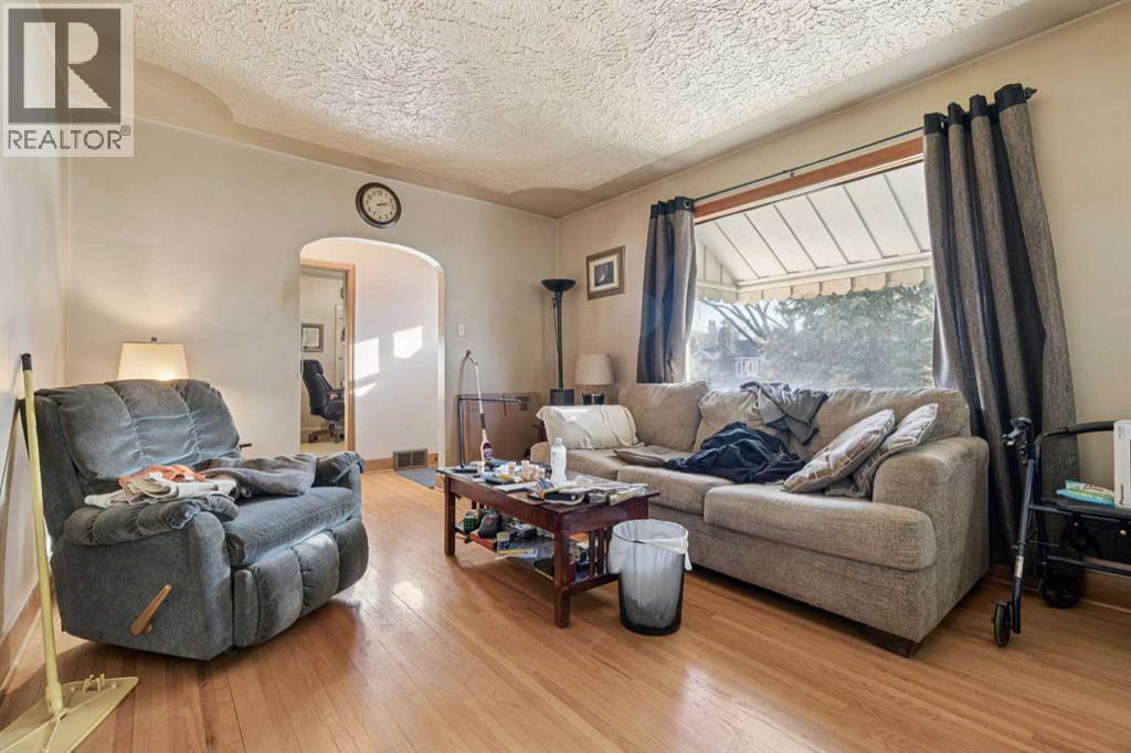 House for Sale in 450 34 Avenue NW|Calgary, Alberta T2K0B8 5