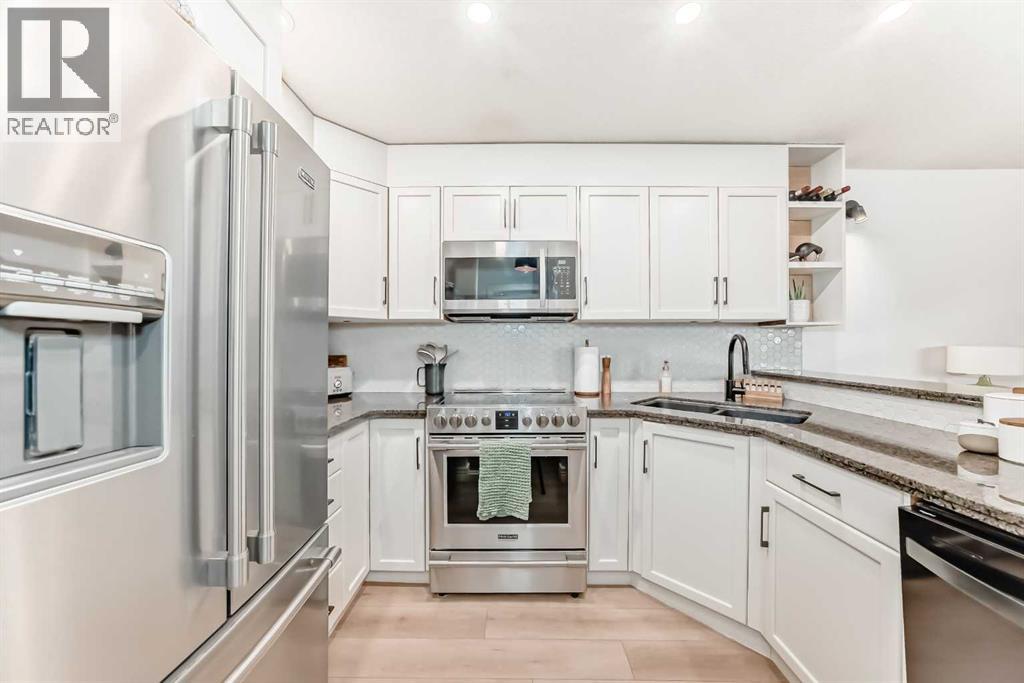 Row / Townhouse for Sale in 149, 66 Glamis Green SW|Calgary, Alberta T2E6V1 5