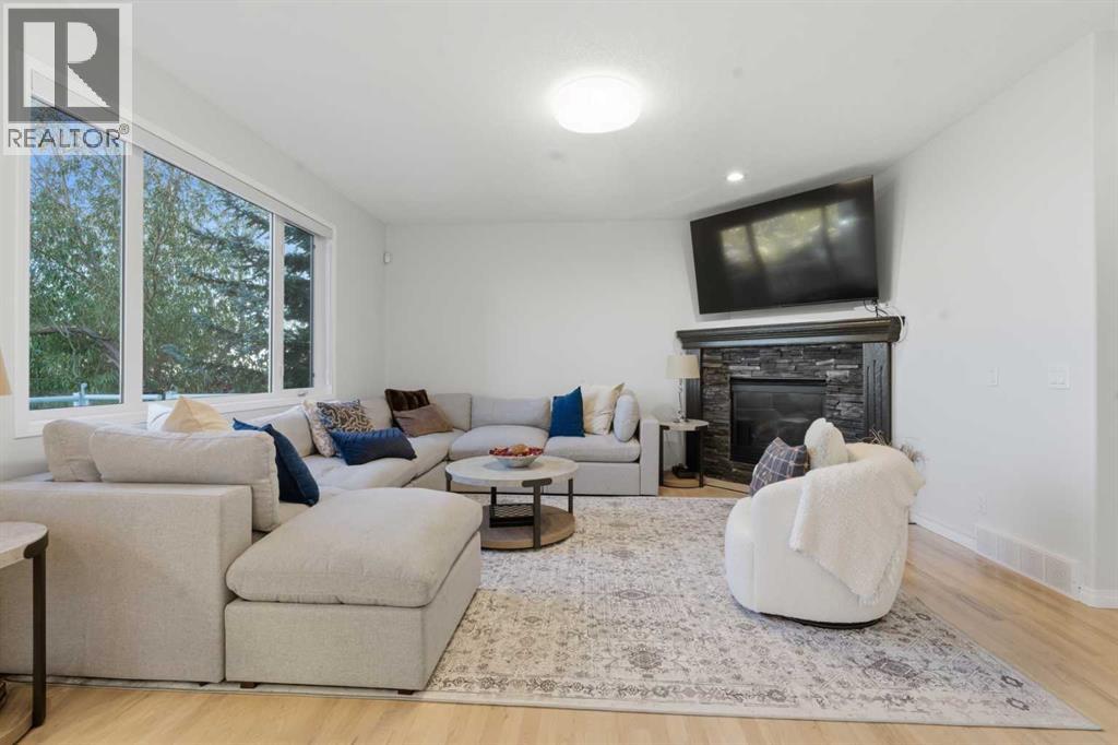 House for Sale in 146 Springbluff Heights SW|Calgary, Alberta T3H5B7 4