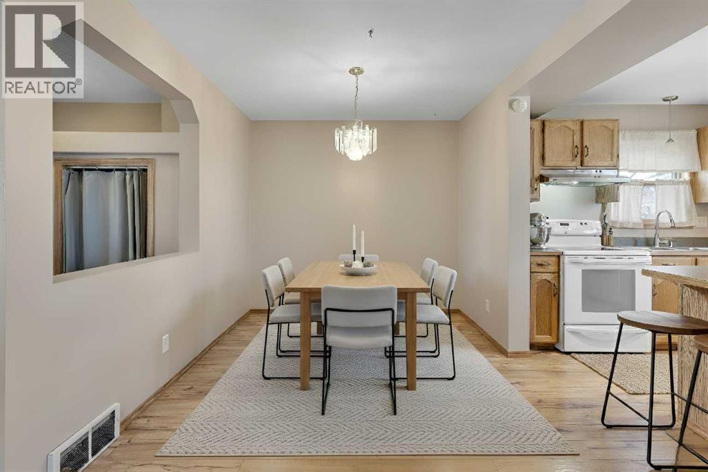 House for Sale in 87 Coventry Road NE|Calgary, Alberta T3K5K4 4