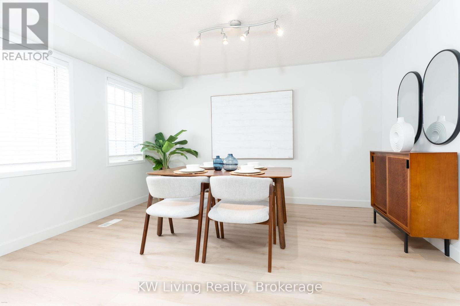 Row / Townhouse for Sale in 6 - 180 FORUM DRIVE|Mississauga (Hurontario), Ontario L4Z3Y2 3