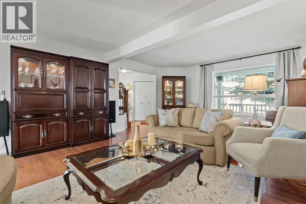 House for Sale in 63 Springbank Crescent SW|Calgary, Alberta T3H3S6 3