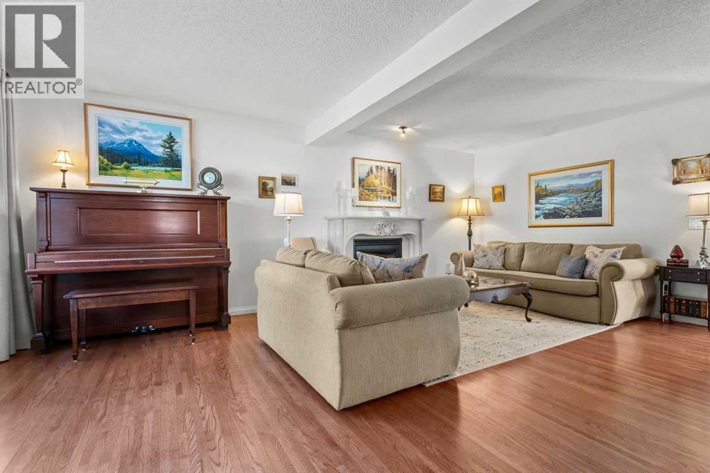 House for Sale in 63 Springbank Crescent SW|Calgary, Alberta T3H3S6 2