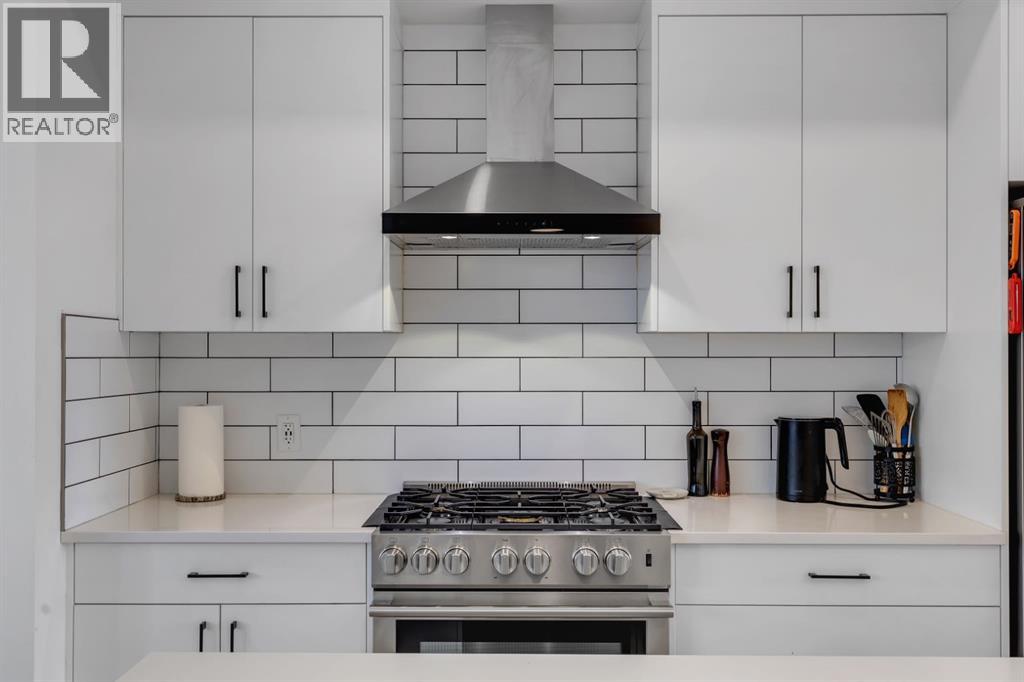 Row / Townhouse for Sale in 213 Greenbriar Common NW|Calgary, Alberta T3B6J3 2