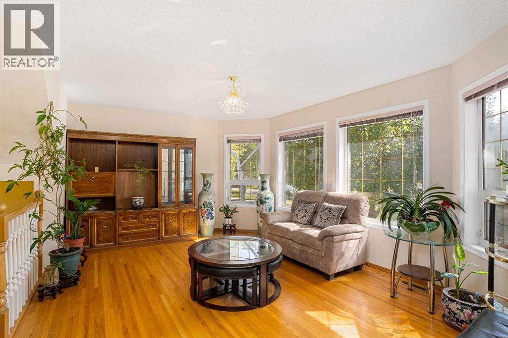 House for Sale in 218 15 Avenue NW|Calgary, Alberta T2M0G8 5