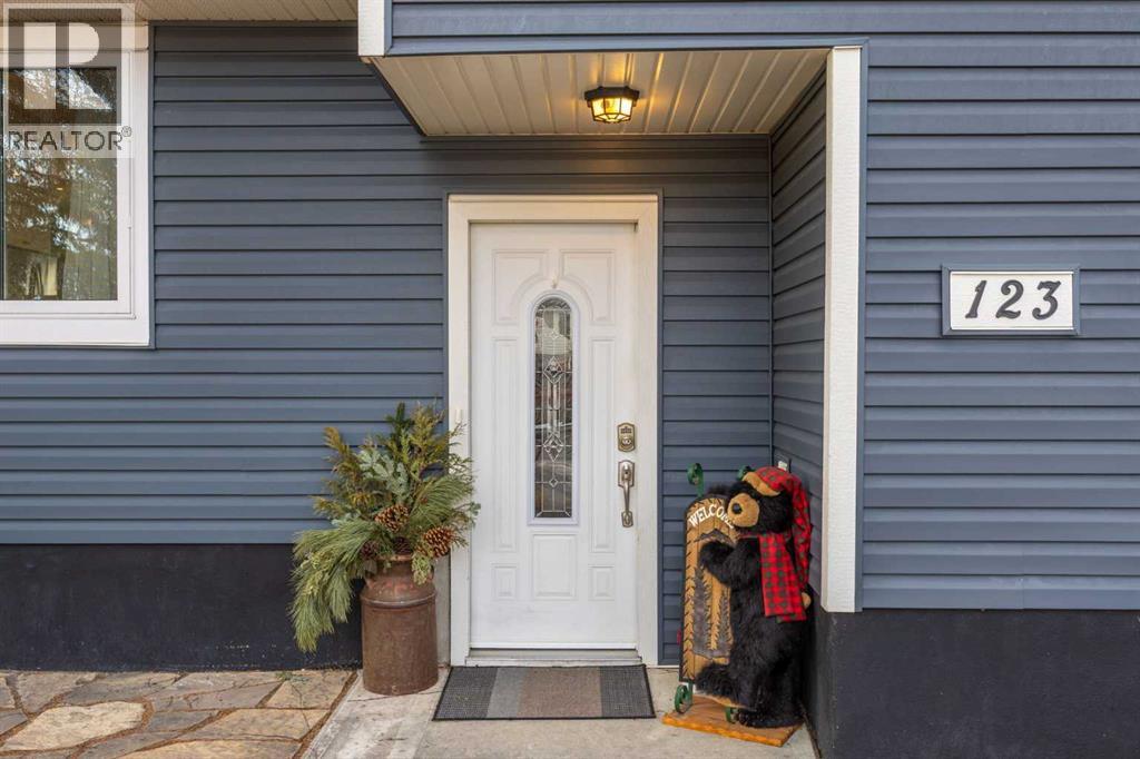 House for Sale in 123 Sackville Drive SW|Calgary, Alberta T2W0W4 2