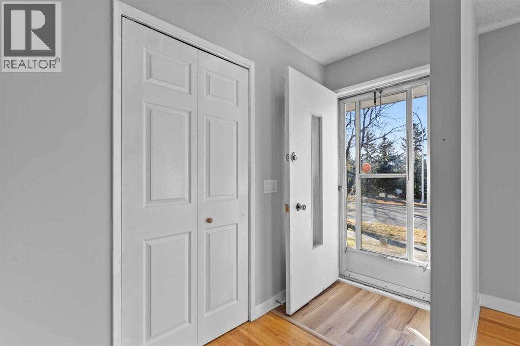 House for Sale in 5027 40 Avenue SW|Calgary, Alberta T3E6T9 4