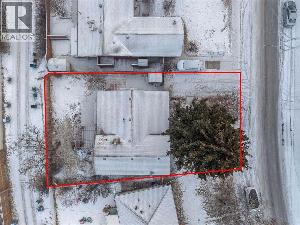 House for Sale in 8416 7 Street SW|Calgary, Alberta T2V1G7 4