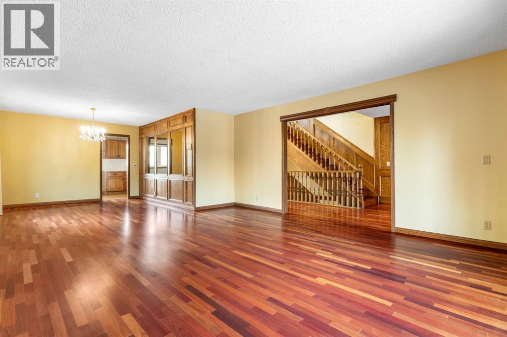 House for Sale in 39 Coach Gate Way SW|Calgary, Alberta T3H1L7 5