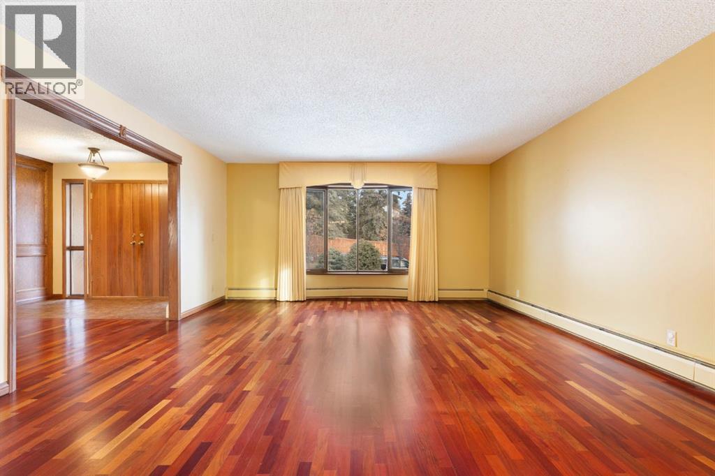 House for Sale in 39 Coach Gate Way SW|Calgary, Alberta T3H1L7 4