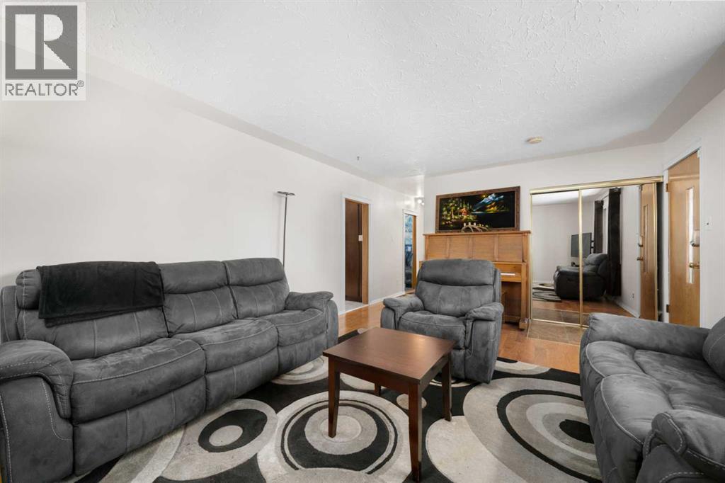 House for Sale in 2219 41 Street SE|Calgary, Alberta T2B1C8 4