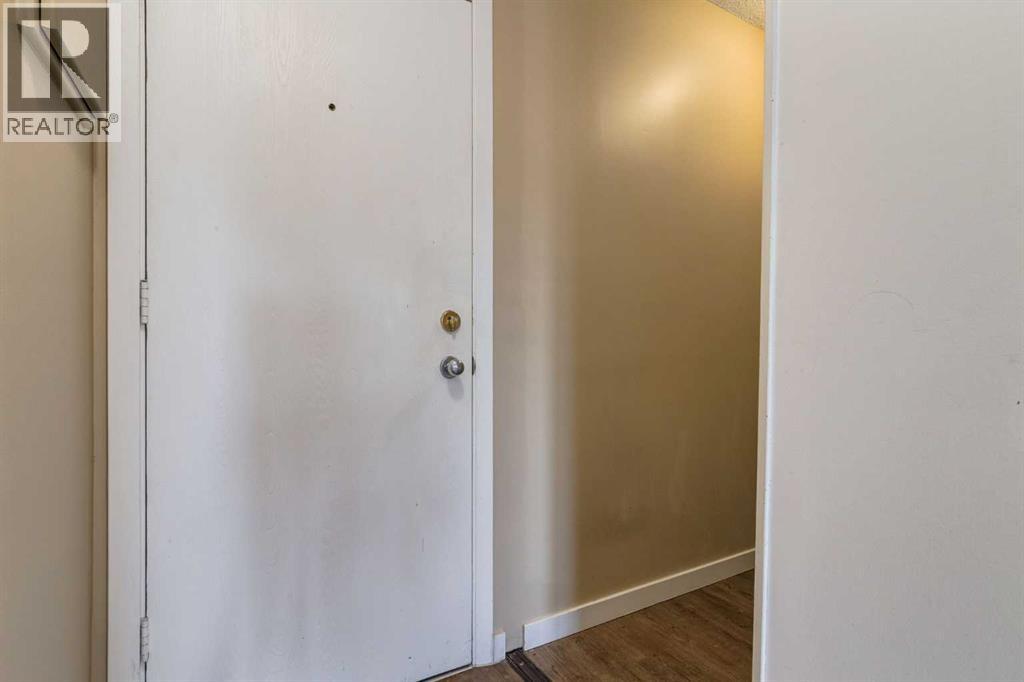 Apartment for Sale in 405C, 5601 Dalton Drive NW|Calgary, Alberta T3A2E2 3