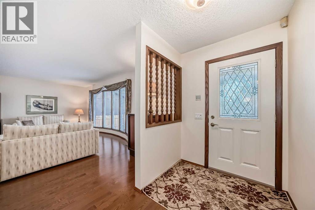 House for Sale in 111 Oakside Road SW|Calgary, Alberta T2V4H6 2