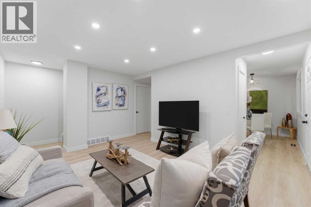 Row / Townhouse for Sale in 38, 4769 Hubalta Road SE|Calgary, Alberta T2B3V5 5