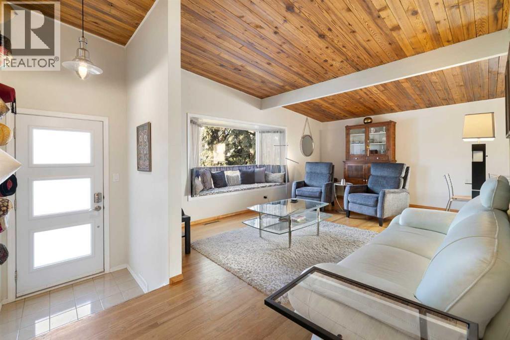 House for Sale in 3511 Lakeside Crescent SW|Calgary, Alberta T3E6A7 4