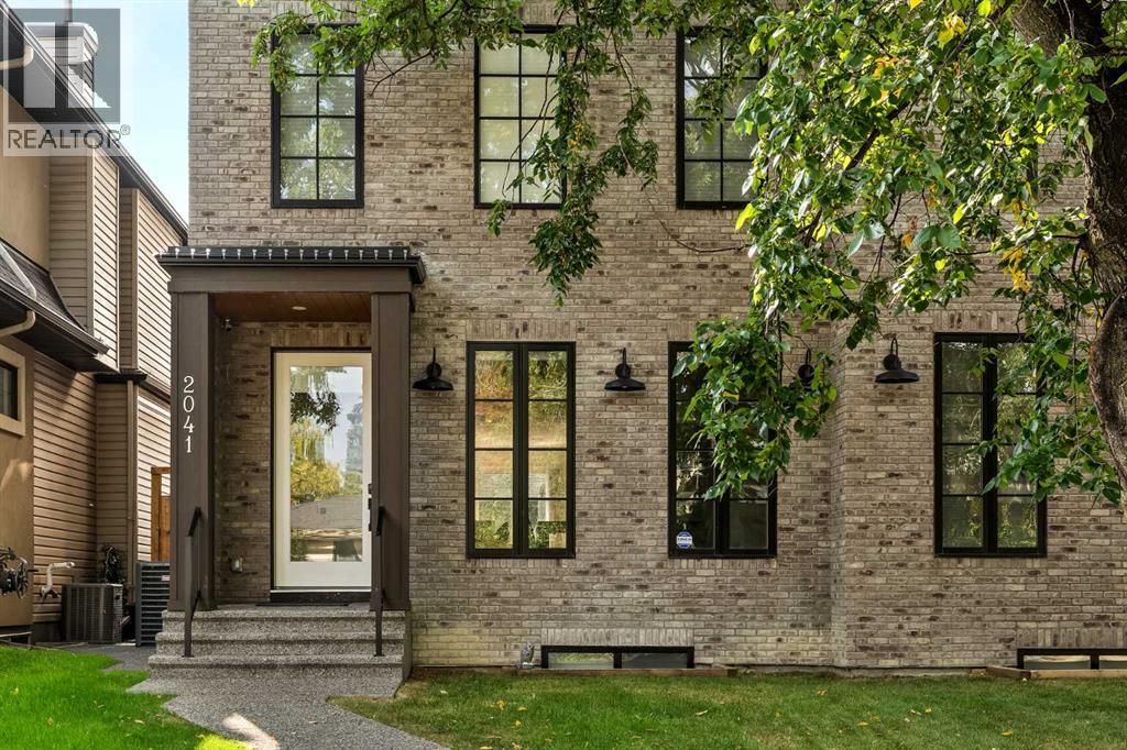 Duplex for Sale in 2041 47 Avenue SW|Calgary, Alberta T2T2S7 2