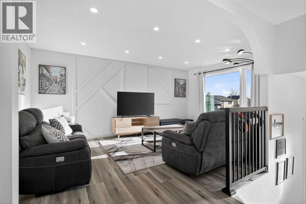 House for Sale in 128 Bernard Close NW|Calgary, Alberta T3K2H3 3