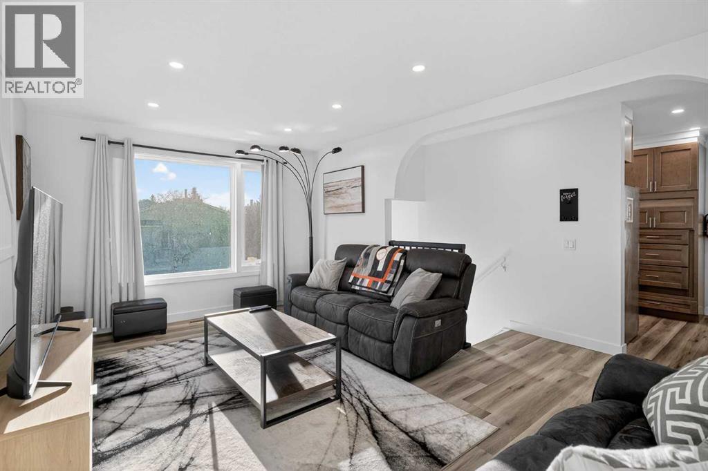 House for Sale in 128 Bernard Close NW|Calgary, Alberta T3K2H3 4