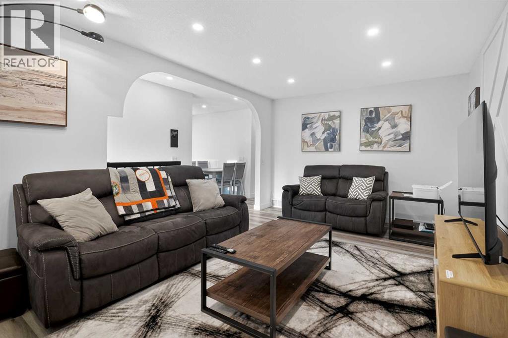 House for Sale in 128 Bernard Close NW|Calgary, Alberta T3K2H3 5