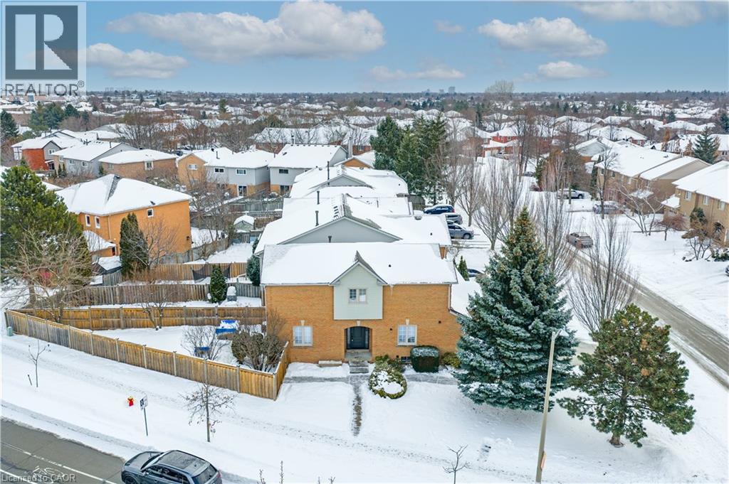 Row / Townhouse for Sale in 2455 NEW WOOD Drive|Oakville, Ontario L6H5Y3 3