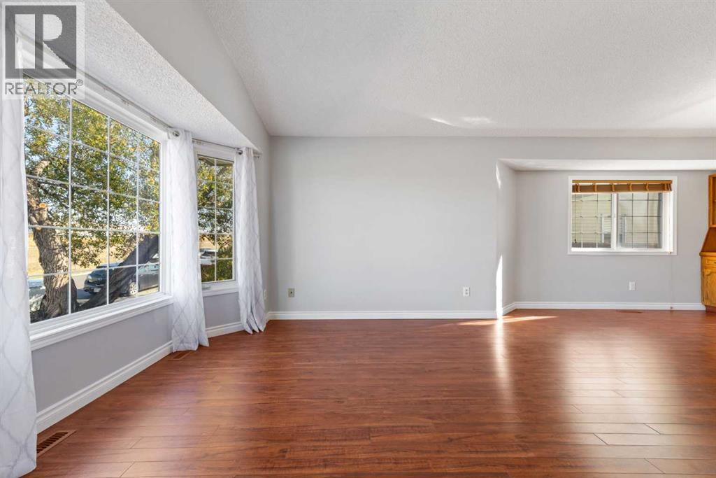 House for Sale in 336 Whitworth Way NE|Calgary, Alberta T1Y6E4 4