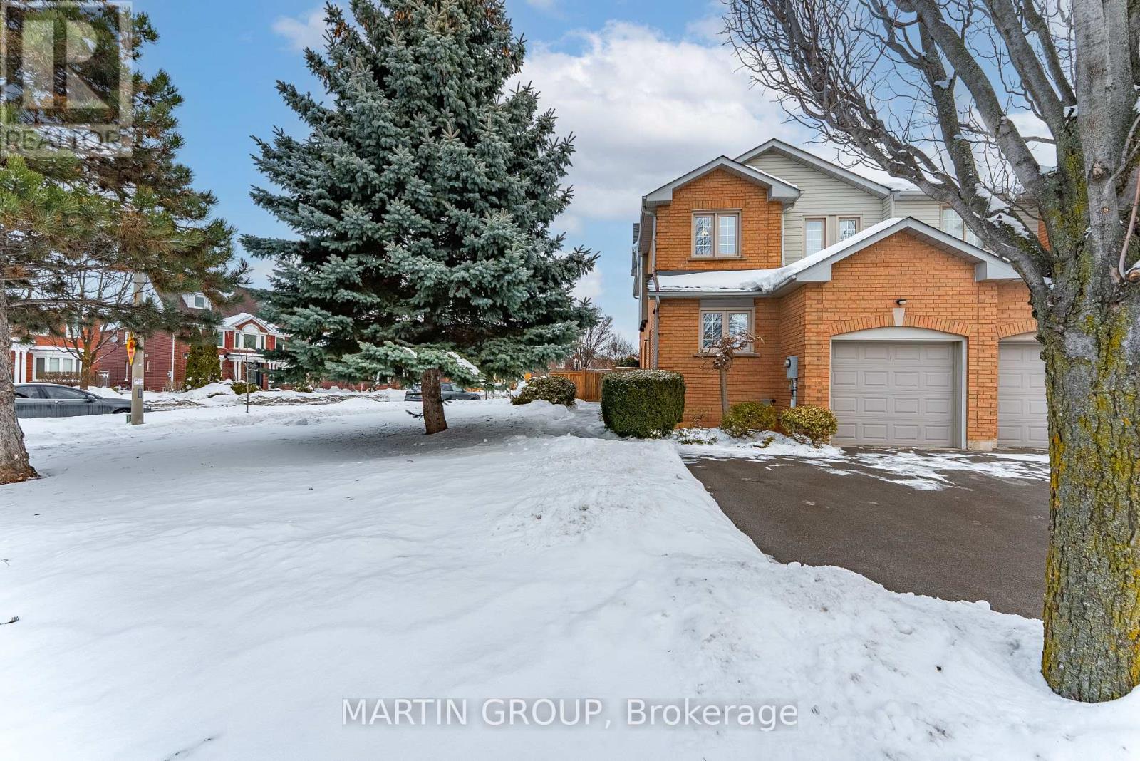 Row / Townhouse for Sale in 2455 NEW WOOD DRIVE|Oakville (RO River Oaks), Ontario L6H5Y3