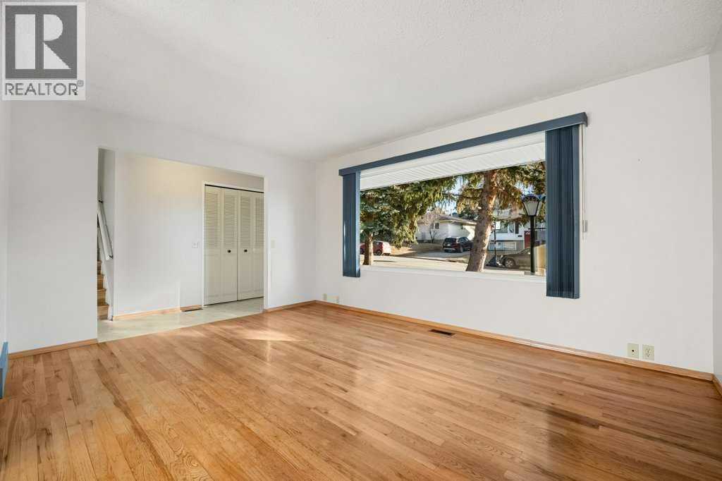 House for Sale in 5813 Dalcastle Crescent NW|Calgary, Alberta T3A1R7 4