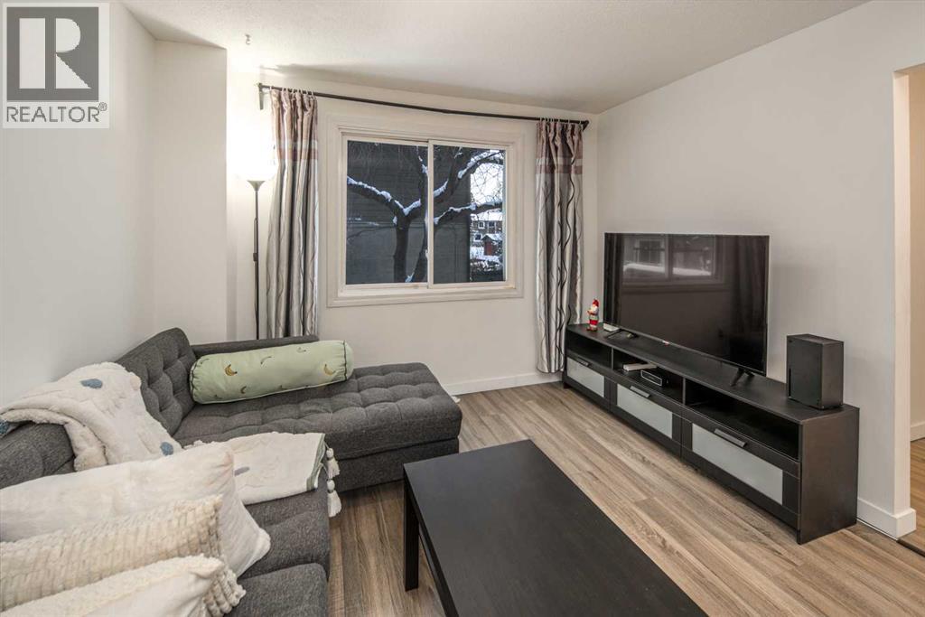 Row / Townhouse for Sale in 33, 4936 Dalton Drive NW|Calgary, Alberta T3A2E4 3