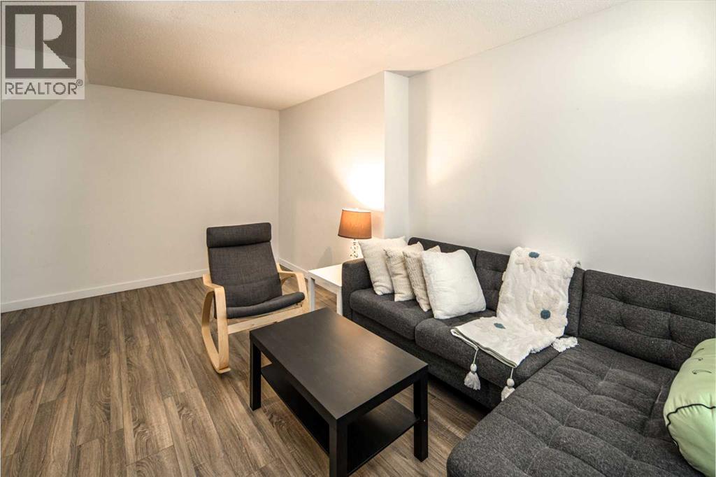 Row / Townhouse for Sale in 33, 4936 Dalton Drive NW|Calgary, Alberta T3A2E4 4