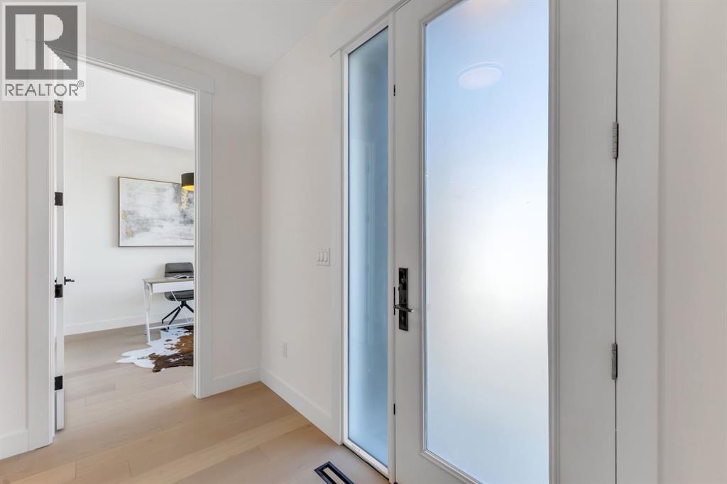 Duplex for Sale in 415 37 Avenue NW|Calgary, Alberta T2K0C6 2