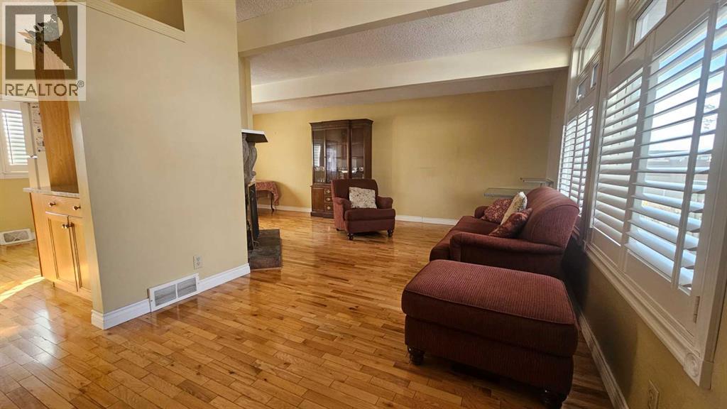 House for Sale in 4 Clarendon Road NW|Calgary, Alberta T2L0P1 3