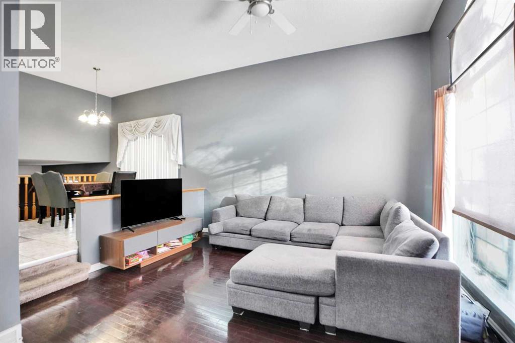 House for Sale in 6934 Laguna Way NE|Calgary, Alberta T1Y6W2 5