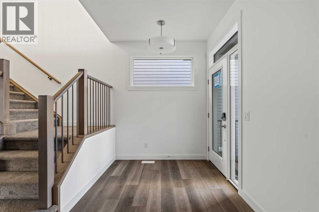 House for Sale in 208 Starling Place NW|Calgary, Alberta T3P2W2 2