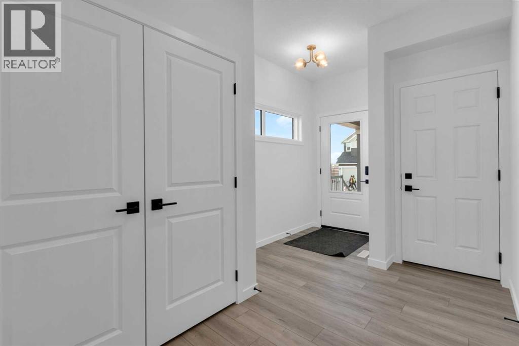 House for Sale in 200 Starling Place NW|Calgary, Alberta T3P2W2 2