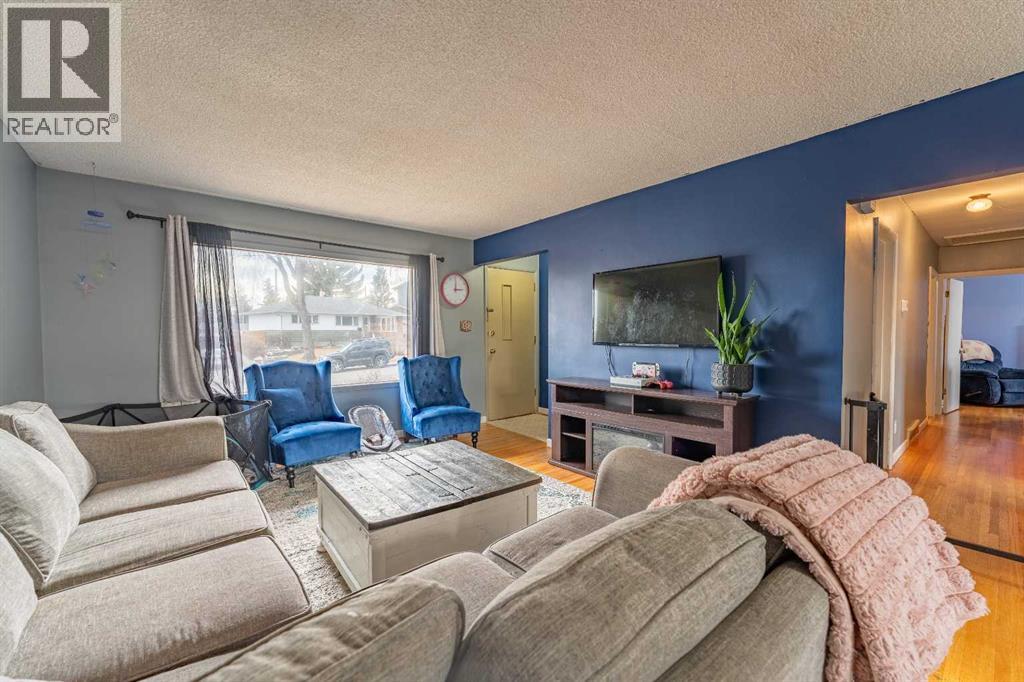 House for Sale in 424 Tavender Road NW|Calgary, Alberta T2K3M2 3