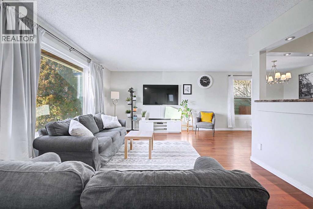 House for Sale in 336 Penworth Way SE|Calgary, Alberta T2A4G2 5