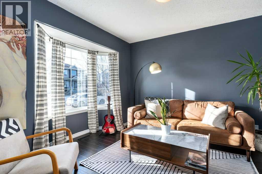 House for Sale in 28 Everstone Way SW|Calgary, Alberta T2Y4E4 4