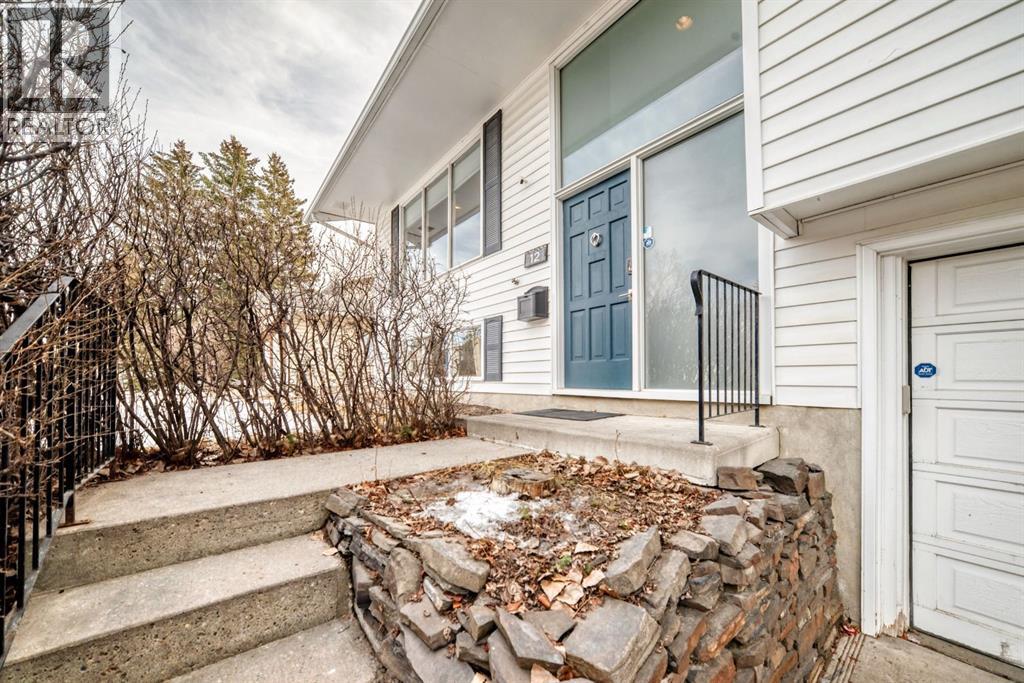 House for Sale in 12 Varbow Place NW|Calgary, Alberta T3A0B6 2