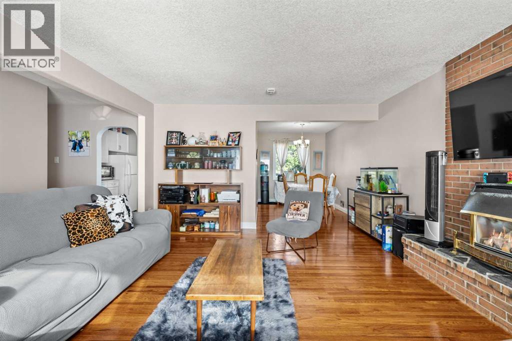 House for Sale in 2220 38 Street SW|Calgary, Alberta T3E3E2 5