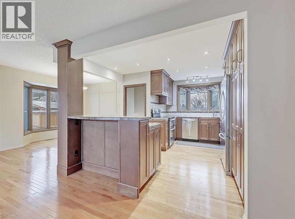 House for Sale in 44 Granlea Place SW|Calgary, Alberta T3E4K2 2