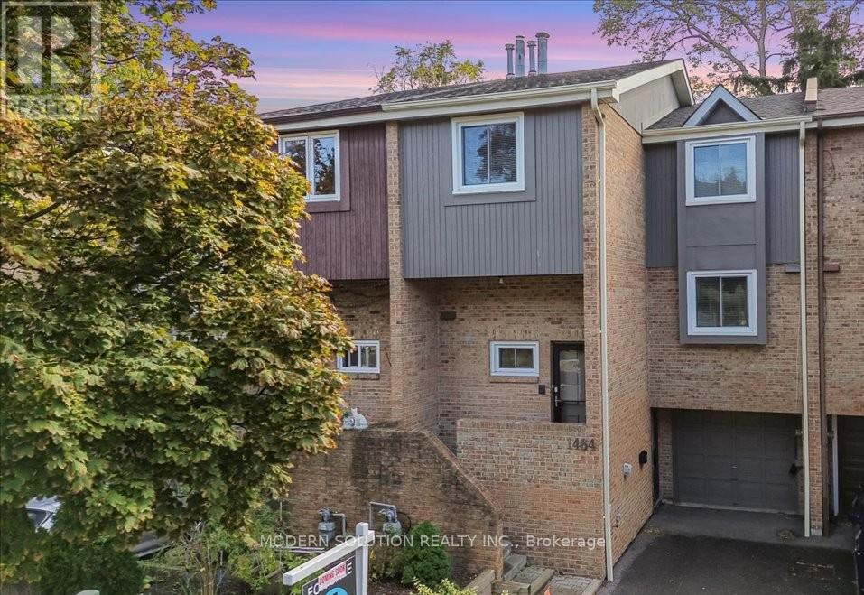 Row / Townhouse for Sale in 1464 CREDIT WOODLANDS COURT|Mississauga (Erindale), Ontario L5C3J5