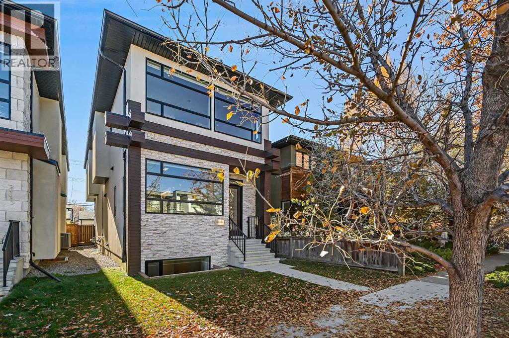 House for Sale in 2115 Bowness Road NW|Calgary, Alberta T2N3L2 2