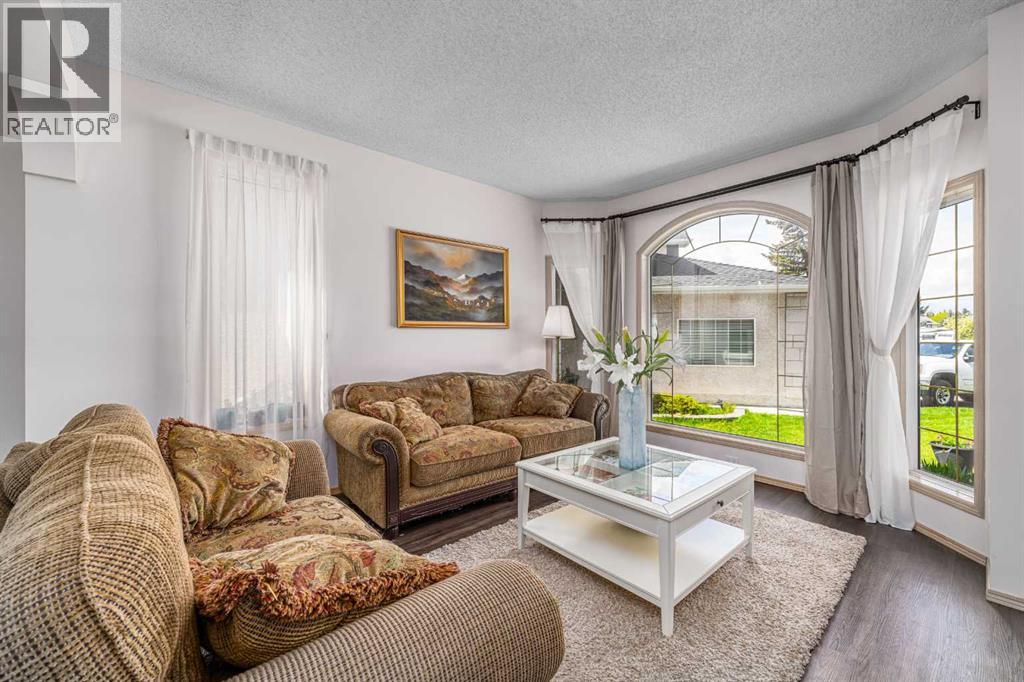 House for Sale in 648 Scimitar Bay NW|Calgary, Alberta T3L2B2 3