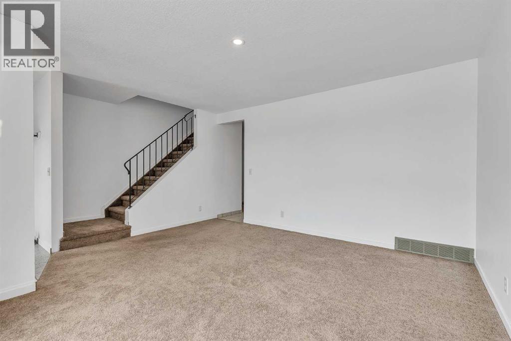 Row / Townhouse for Sale in 318 Marlborough Way NE|Calgary, Alberta T2A6R9 4