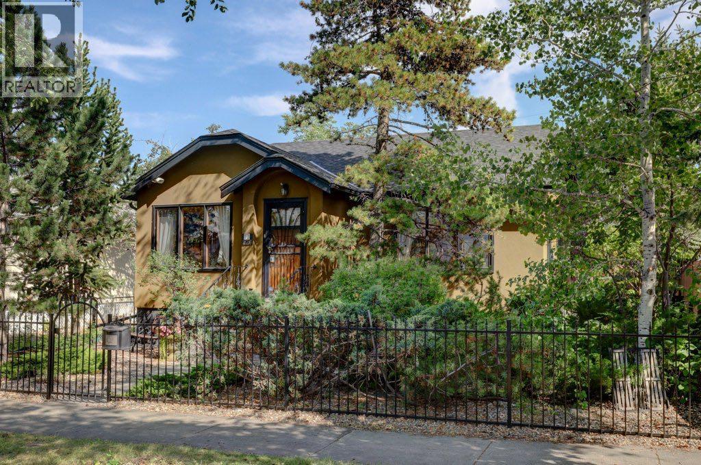 House for Sale in 226 8A Street NE|Calgary, Alberta T2E4J1 2