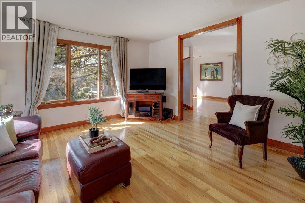 House for Sale in 226 8A Street NE|Calgary, Alberta T2E4J1 5